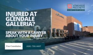 Letrero "Lesionado en Glendale Galleria" frente al centro comercial con mensaje para hablar con un abogado sobre su lesión y número de teléfono para consulta gratuita.