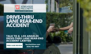 Autos apilados en un carril de autoservicio muy concurrido en Los Ángeles, donde ocurren comúnmente accidentes por alcance.