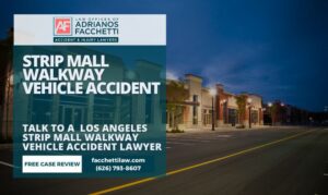Abogado especializado en accidentes de vehículos en pasarelas de centros comerciales de Los Ángeles Pasarela de acceso a locales comerciales en un centro comercial de Los Ángeles con plazas de aparcamiento y bolardos de protección cerca de la entrada.