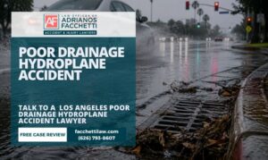 Acumulación de agua en una carretera de Los Ángeles debido a un drenaje deficiente, lo que ilustra las condiciones de riesgo de aquaplaning que se analizan en esta página.