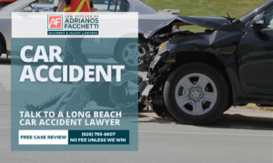 Abogado de accidentes automovilísticos en Long Beach Abogado de accidentes automovilísticos de Long Beach. Imagen destacada que muestra un vehículo dañado después de un choque con la respuesta policial cerca.