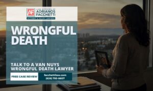 Imagen de un abogado de Van Nuys especializado en casos de muerte por negligencia que muestra a un familiar afligido sosteniendo una foto enmarcada mientras revisa documentos legales.