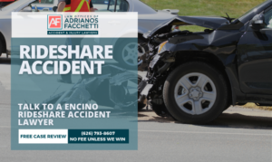Abogado de accidentes de transporte compartido en Encino Abogado de Encino especializado en accidentes de transporte compartido. Imagen destacada que muestra un vehículo dañado tras un accidente similar al de Uber o Lyft.